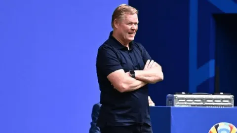 “欧洲赛事激战正酣，超级计算机预测英超最终排名，前四悬念迭起，16强格局初现”